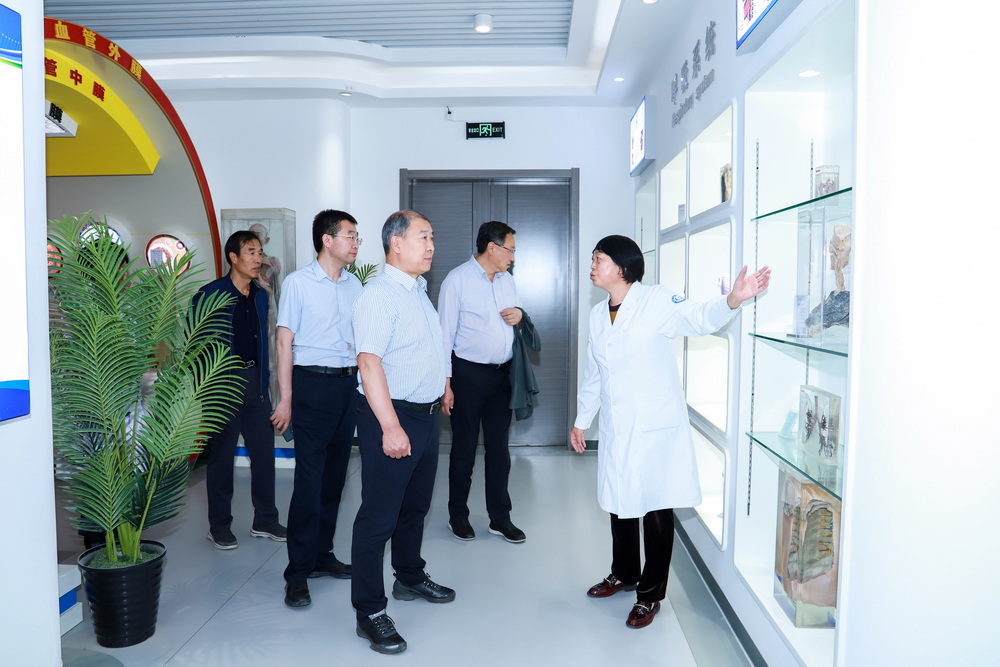 2023年6月7日 原甘肃省卫生和计划生育委员会党组副书记、副主任李存文莅临365英国调研 (4)_调整大小.jpg