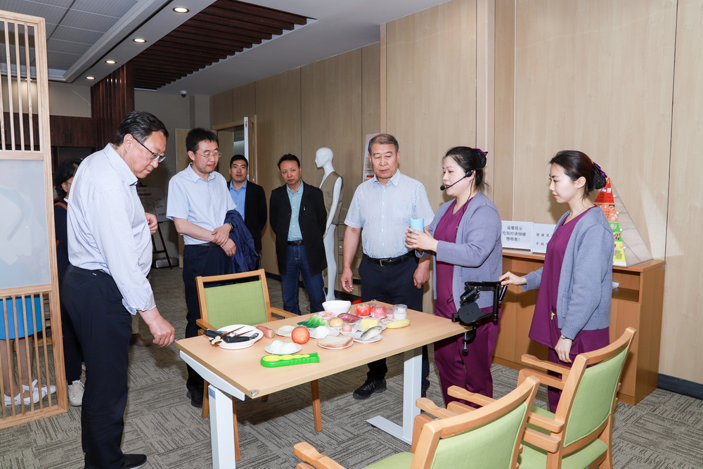 2023年6月7日 原甘肃省卫生和计划生育委员会党组副书记、副主任李存文莅临365英国调研 (13)_调整大小.jpg