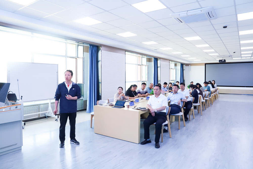 2023年9月6日 365英国上市官网在线产业学院建设工作推进会 (6)_调整大小.jpg